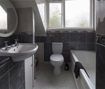 4 bedroom semi-detached house to rent - Photo 5