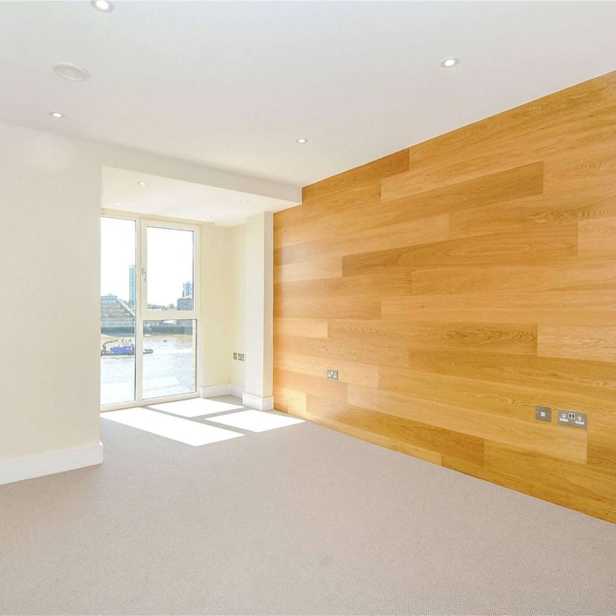 A well appointed 1 bedroom apartment situated on the third floor of this riverside development, located in the heart of Wapping, literally next door to Wapping Overground station. - Photo 1