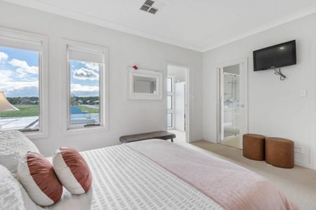 Luxury on the water - Photo 4