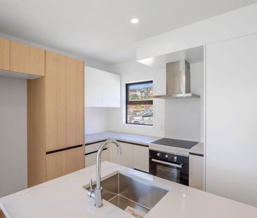 NEW LYNN, 3 BEDROOMS - Photo 3