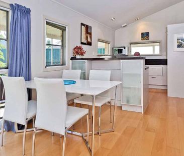 Central 2 bedroom home with lovely garden - Photo 1