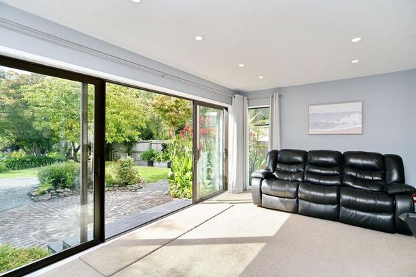3 Bedroom Home with Two Lounges & Lush Garden! - Photo 1