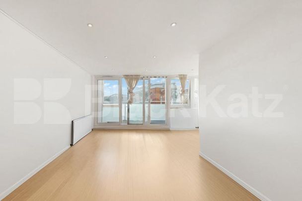 Modern recently refurbished two bed in central location mins to tube - Photo 1