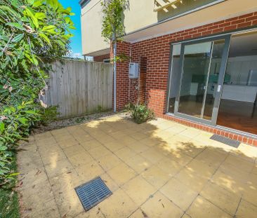 Spacious three bedroom townhouse - Photo 6