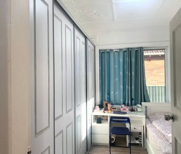 Spacious 4-Bedroom Family Home with Sunroom - Photo 4