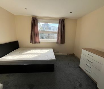 Room in a Shared House, Oakhill Road, SW15 - Photo 2
