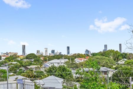 3 level townhouse with city views - Photo 2