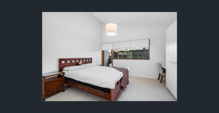 Trendy Near-New 3-Storey Townhouse in Prime City Location - Photo 3