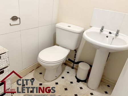 6 Bedroom Mid Terraced House - Photo 3
