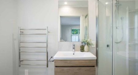 Bright & Modern Home – Just Like New! - Photo 5