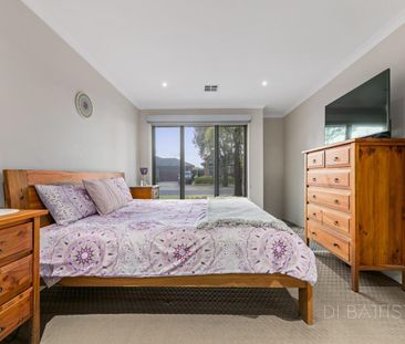 $550 per week - Luxe Living with a Prized Golf Course Backdrop - Photo 6