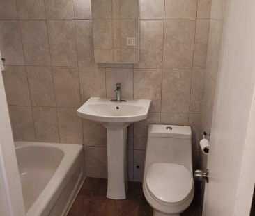 302 Glenlake Avenue #2nd Floor Front - Photo 5