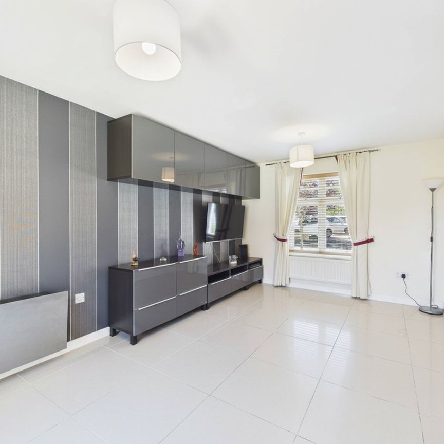 3 bedroom House in Egret Gardens, Aldershot - Photo 1