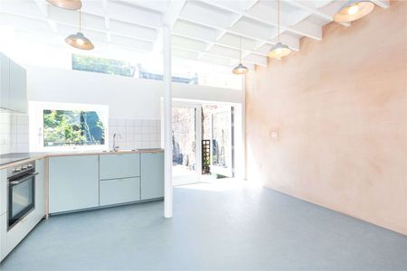 An unique and unusual two bedroom property close to Regents Canal in Islington. - Photo 4