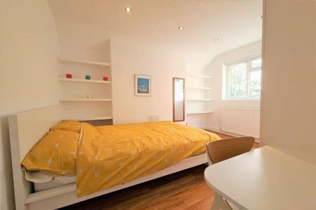 Top floor modern 1 bedroom property only a short walk away from Archway Station - Photo 5