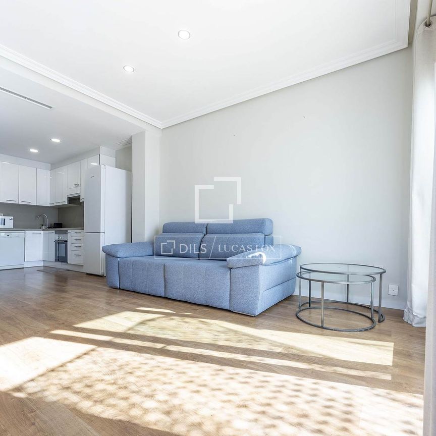 Excellent 3 Bedroom penthouse with 12m² terrace for rent in Gran Vía, Valencia - Photo 1