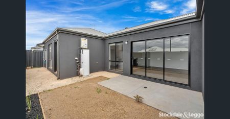 Near New 3-Bedroom Home for Lease in Truganina's Grandview Estate - Photo 2