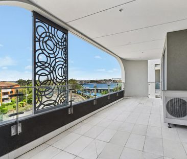 Stylish apartment crafted for modern coastal living - Photo 5