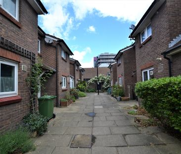 Terraced House to rent - Vaughan Williams Close, London, SE8 - Photo 5
