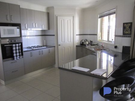 "Open plan, family living" - Photo 3