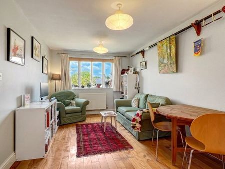 Well presented first floor 2 bedroom apartment situated in a small gated development on Histon Road. GCH. Allocated parking. Local amenities close by. Easy access to A14, M11, City centre & Science park. Part Furnished. - Photo 4