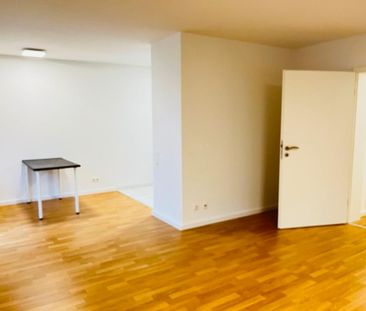 Moderne und freundliche 2-Zimmer-Wohnung mit EBK und Balkon - Photo 2