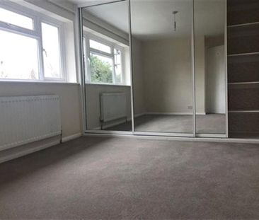 4 bedroom House in Commons Road, Wokingham - Photo 4