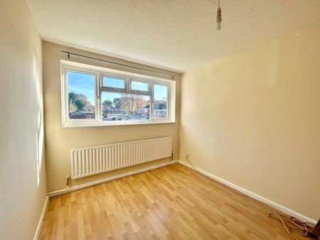 Pinewood Park, Farnborough, Hampshire, GU14 - Photo 3