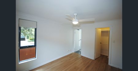 Stylish coastal apartment in the heart of Newport Village - Photo 3