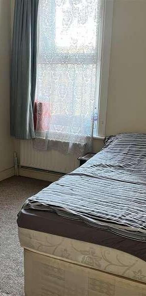 Albert Road, London, E18 - Photo 1