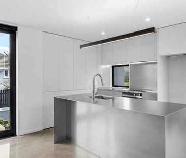 Architecturally designed townhouse - Photo 2