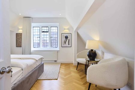 A recently refurbished 4 bedroom house in Chelsea with shared courtyard. - Photo 3