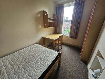 1 bedroom in a house share to rent - Photo 3