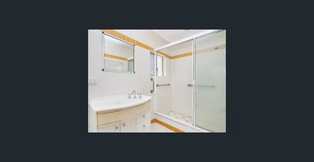 Prime Strand Living - Modern 4-Bedroom Home for Rent - Photo 3