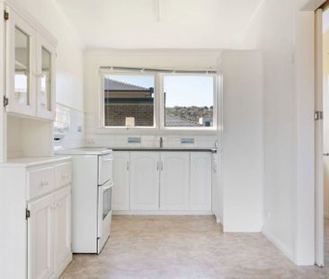 Neat & Simple Living! - Photo 4