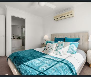 Gloriously Sun Filled Spacious Home - Photo 2