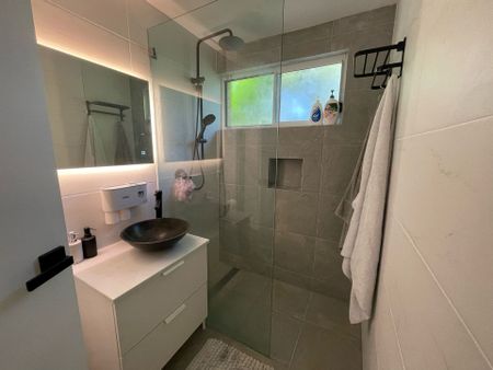 Recently renovated apartment in a highly desirable location - Photo 4