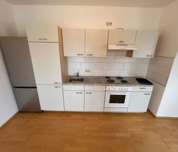2-Zimmerwohnung mit Einbauküche und kleinem Balkon. - Foto 1