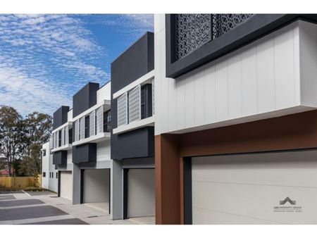 SPACIOUS FOUR BEDROOM TOWNHOUSE - Photo 4
