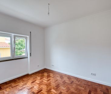 Refurbished 2-Bedroom Apartment in a Quiet Residential Area - Torre... - Photo 6