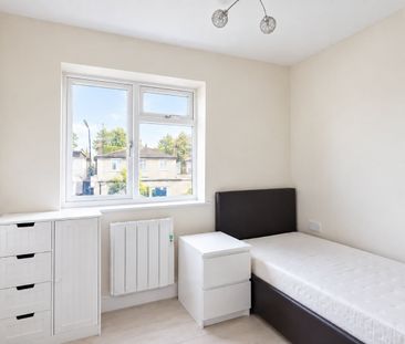 4 Bed Flat, Sinclair Grove, NW11 - Photo 4