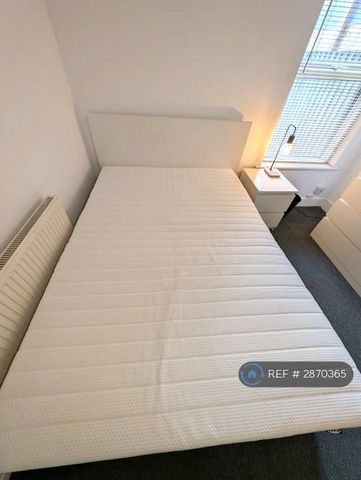 1 bedroom in a house share to rent - Photo 4