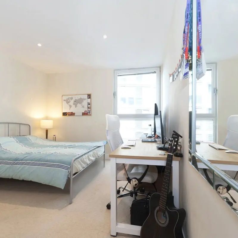 1 bedroom flat in London - Photo 1