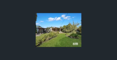 Neat home with separate studio - Photo 3