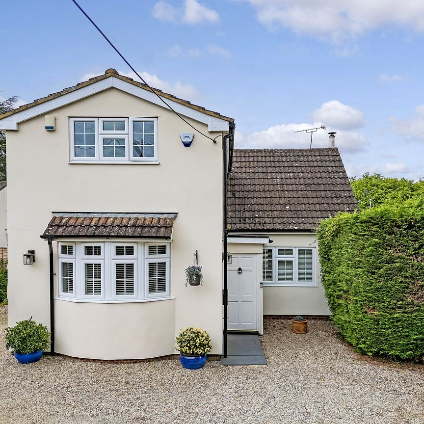 Newly Decorated Three Bedroom Cottage for Rent in Stock - Photo 1