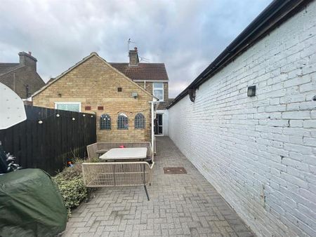 2 bedroom terraced house to rent - Photo 3