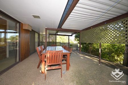 Peaceful home within 5 min to Shopping Centre and coveted schools - Photo 3