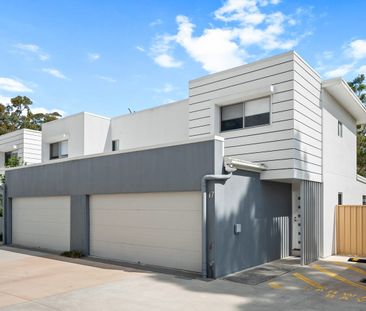 SPACIOUS 4 BEDROOM TOWNHOUSE IN QUIET COMPLEX - Photo 3