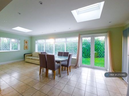 4 bedroom bungalow to rent - Photo 2