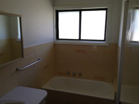 CENTRAL OAKLEIGH LIVING – LOW MAINTENANCE VILLA - Photo 4